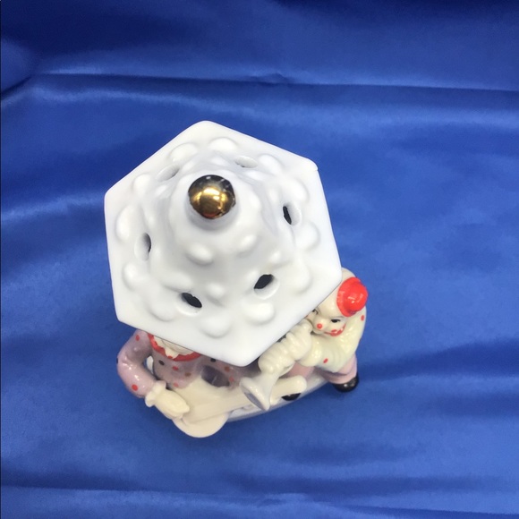 Musician clowns under street light - Picture 4 of 9